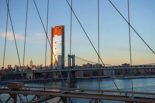 Manhattan Downtown skyline panorama with manhattan bridge foreground from Brooklyn Bridge Park riverbank — Stock Photo, Image