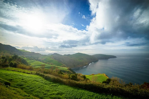 Красивый панорамный вид на остров Сан Мигель и Атлантический океан — стоковое фото