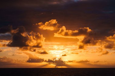 Güzel gün batımı Atlantik Okyanusu muhteşem bulutlar ile