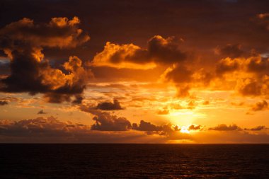 Güzel gün batımı Atlantik Okyanusu muhteşem bulutlar ile