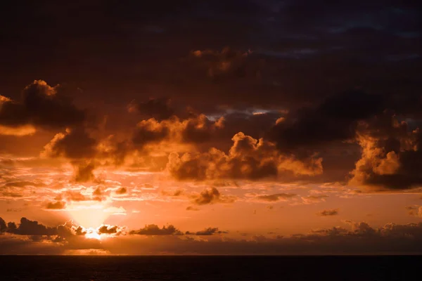 驚くべき雲の大西洋の美しいサンセット — ストック写真