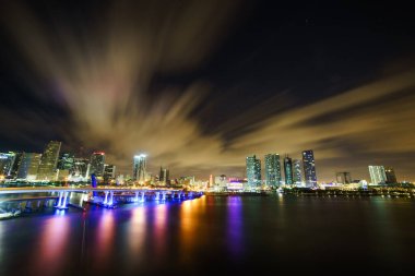 Miami şehir manzarası panorama ile kentsel gökdelenler ve köprüden denize ile yansıma alacakaranlıkta