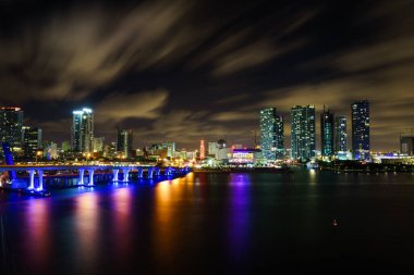 Miami şehir manzarası panorama ile kentsel gökdelenler ve köprüden denize ile yansıma alacakaranlıkta