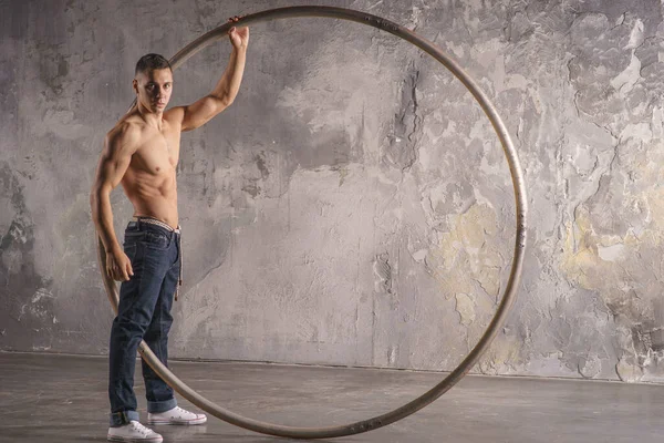 Artista de circo en una rueda Cyr con músculos fuertes —  Fotos de Stock