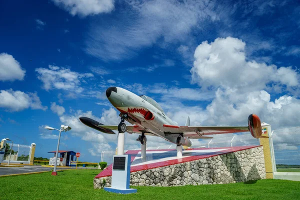 Bulutlu mavi gökyüzüne karşı uçağın anıtı. Cozumel Meksika — Stok fotoğraf