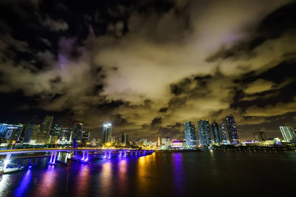 Miami város skyline panoráma alkonyatkor városi felhőkarcolók és elmélkedés-tenger híd — Stock Fotó