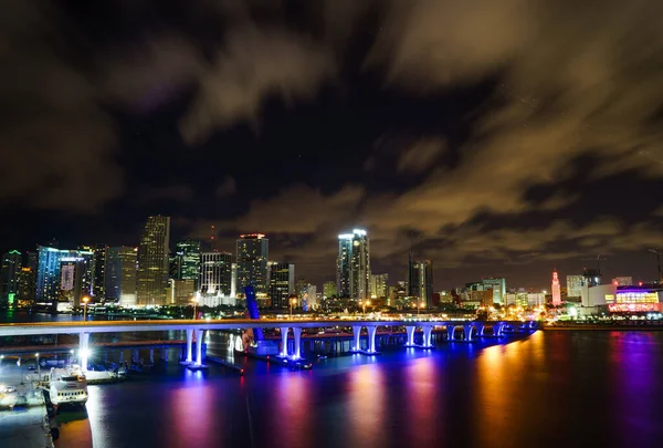 Miami város skyline panoráma alkonyatkor városi felhőkarcolók és elmélkedés-tenger híd — Stock Fotó