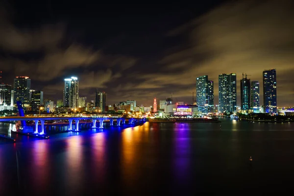 Miami város skyline panoráma alkonyatkor városi felhőkarcolók és elmélkedés-tenger híd — Stock Fotó