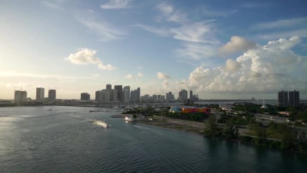 El avión despega. Vista panorámica de Miami Florida, colorido horizonte de edificios iluminados — Vídeo de stock