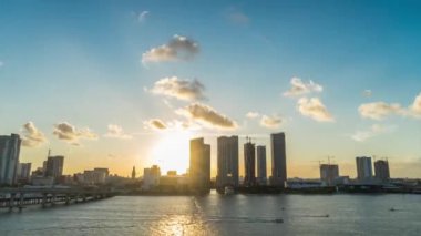 Günbatımında Miami limanından, yolcu gemisinin yanında yelken açmak. Florida