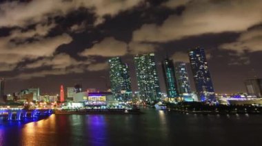 Zaman aşımı. Gece Miami 'de. Köprüsü olan binaların tepesinden bak.