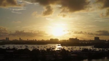 Şafak vakti Miami Florida manzarası aydınlık binaların renkli silueti