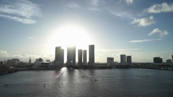 Vista panorámica de Miami Florida al amanecer, colorido horizonte de edificios iluminados — Vídeo de stock