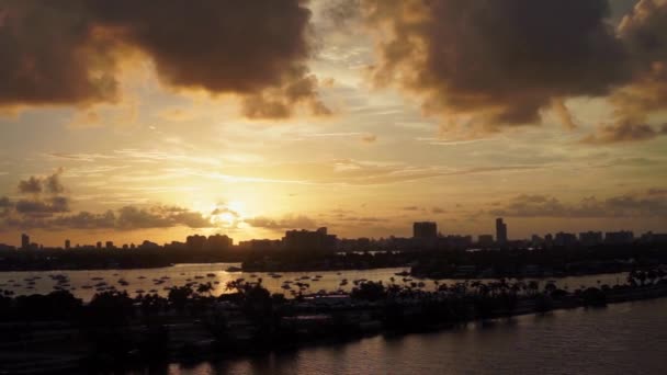 Vista panorámica de Miami Florida al amanecer, colorido horizonte de edificios iluminados — Vídeos de Stock