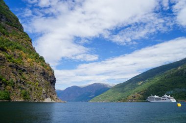 Sunnylvsfjorden Fiyort ve cruise gemi nefes kesen manzarası. Batı Norveç