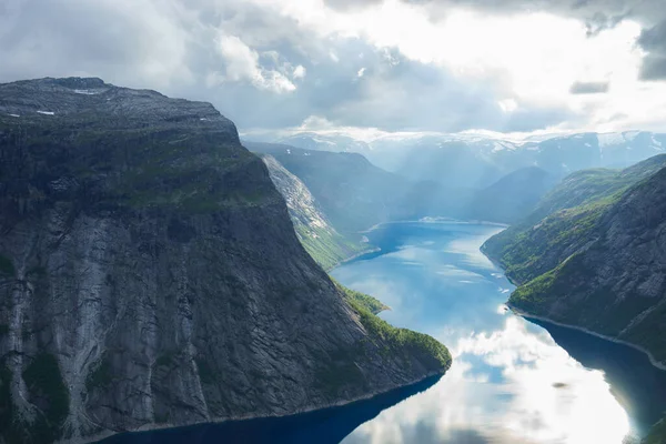 Hermoso fiordo en Noruega con increíbles rayos de sol. Vista desde arriba — Foto de Stock