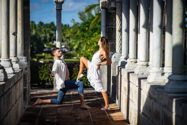 Jovem casal feliz dançando no parque de verão — Fotografia de Stock