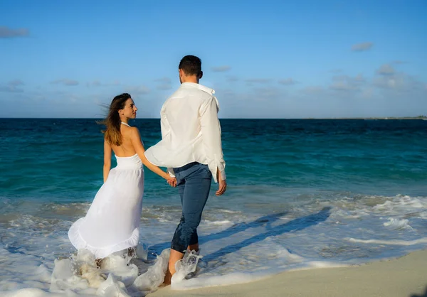 Casal amoroso dançando na areia na praia do mar no verão contra ondas surf — Fotografia de Stock