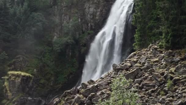 Vackert slät vattenfall i Norge omgiven greener gräs fjordar — Stockvideo