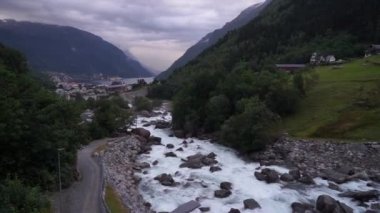 Odda şehrinde fiyortlu güzel Norveç manzarası