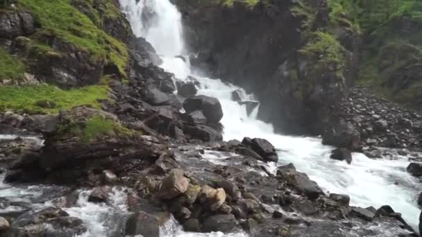 Hermosa cascada suave en Noruega rodeada de verdes fiordos de hierba — Vídeo de stock