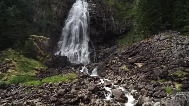 Hermosa cascada suave en Noruega rodeada de verdes fiordos de hierba — Vídeo de stock