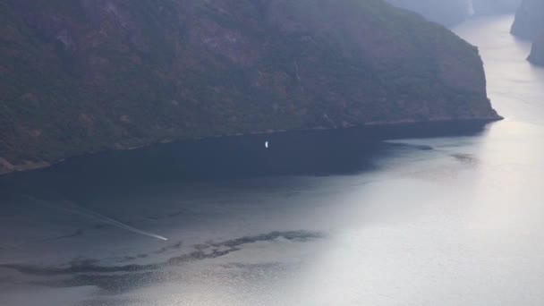 Schöner Fjord in Norwegen. Mit dem Gleitschirm Blick von oben — Stockvideo
