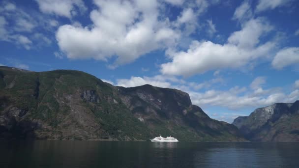 Hisnande utsikt över arm fjord och cruise ship. västra Norge — Stockvideo