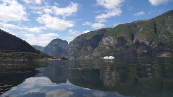Захватывающий дух вид на фьорд Sunnylvsfjorden и круизный корабль. Western Norway — стоковое видео