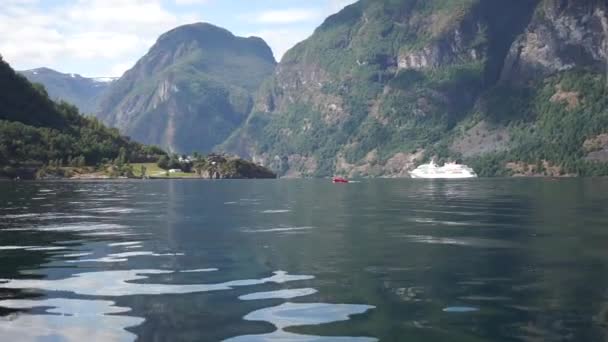 Adembenemend uitzicht over de Sunnylvsfjorden fjord en cruise schip. West-Noorwegen — Stockvideo