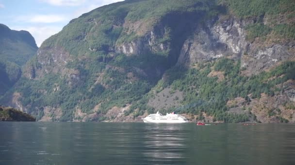 Adembenemend uitzicht over de Sunnylvsfjorden fjord en cruise schip. West-Noorwegen — Stockvideo