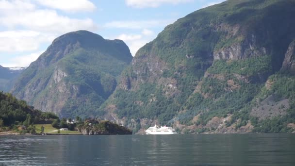 Úchvatný pohled na Sunnylvsfjorden fjord a výletní lodi. Západní Norsko — Stock video