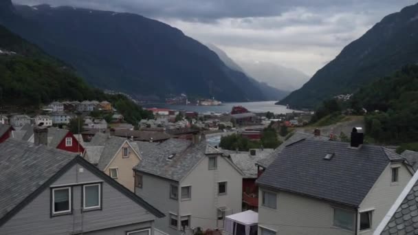 Bellissimo paesaggio norvegese con fiordo nella città di Odda — Video Stock