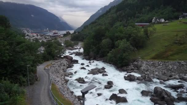 Bellissimo paesaggio norvegese con fiordo nella città di Odda — Video Stock