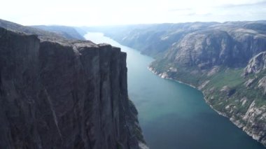 Norveç'te güzel fiyort. En baştan görüntülemek