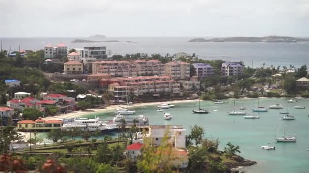 Cruz Bay, St John, Americké Panenské ostrovy s hodně plachetnice — Stock video