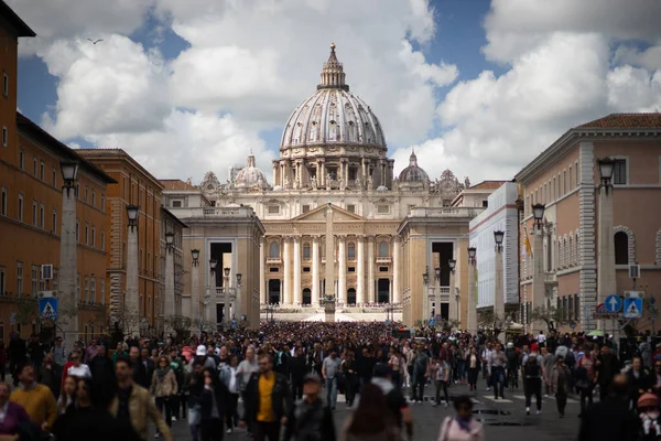 VILLE DU VATICAN, ITALIE 08 AVRIL : Place Saint-Pierre et basilique de la Cité du Vatican le 08 avril 2019 — Photo