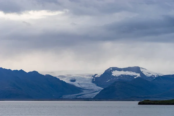 Geleiras na montanha com lago em primeiro plano, Islândia — Fotografia de Stock