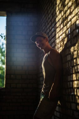 Terk Edilmiş Binanın İçindeki Kaslı, Mutlu Genç Adam.