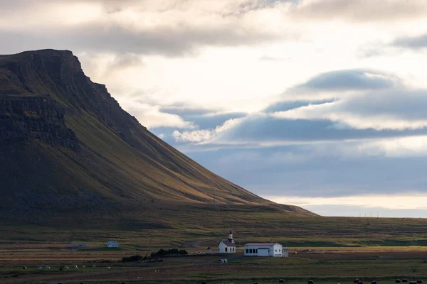 Bauernhaus in den Westfjorden während des dramatischen Sonnenuntergangs, Island. Konzept der gesunden Ernährung und Umwelt — Stockfoto