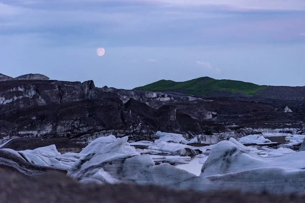 Noite bonita, paisagem islandesa com geleira, cinza e lua acima — Fotografia de Stock