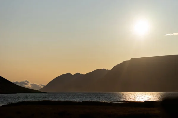 アイスランドの西フィヨルドで夏の劇的な夕日. — ストック写真