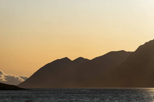 Dramatischer Sonnenuntergang in den Westfjorden Islands. — Stockfoto
