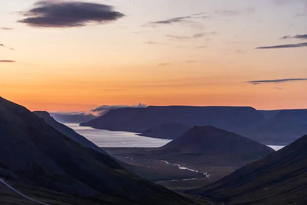 Nyári drámai naplemente Izland nyugati fjordjaiban. — Stock Fotó