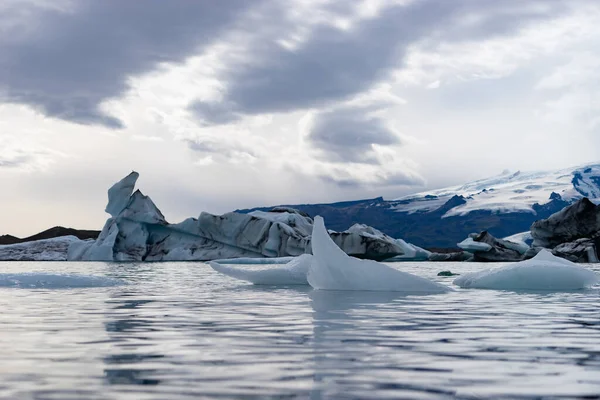 Icebergs flottants dans la lagune du glacier Jokulsarlon, Islande — Photo