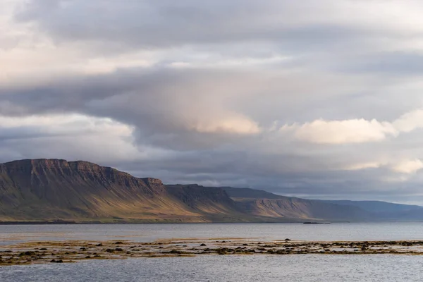 Krajobraz zachodniego fiordu z zachmurzonym niebem - Islandia. — Zdjęcie stockowe