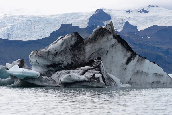 Icebergs flutuantes em Jokulsarlon Glacier Lagoon, Islândia — Fotografia de Stock