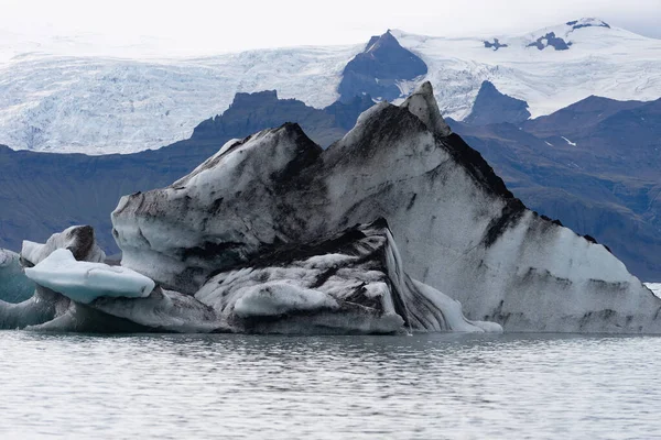 Iceberg galleggianti nella laguna del ghiacciaio di Jokulsarlon, Islanda — Foto Stock