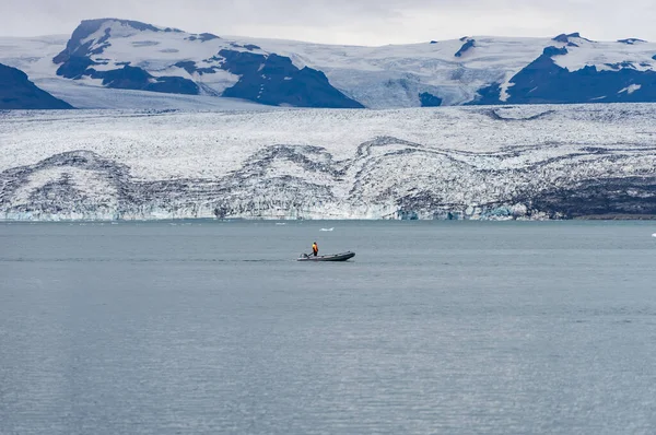 Pequeno barco flutuando na lagoa do glaciar Jokulsarlon, Islândia — Fotografia de Stock