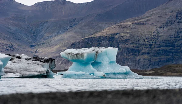 Jokulsarlon buzul lagün, İzlanda içinde yüzen buzdağı — Stok fotoğraf